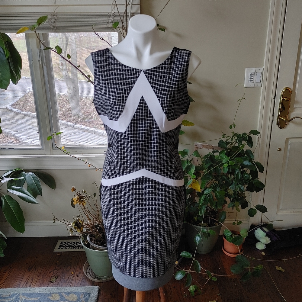 DVF Diane von Furstenberg geometric sheath dress Size 10 Black White